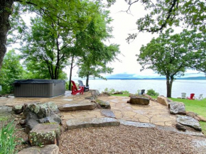 Blufftop Cabin Retreat Hot Tub and Fall Views!